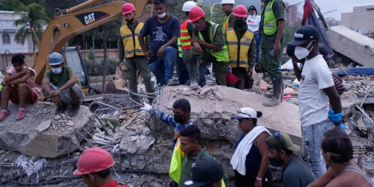 Rescatistas y familiares buscan a sus seres queridos entre los restos de un edificio colapsado por los terremotos en La Guaira, Venezuela, el 21 de julio de 2026.