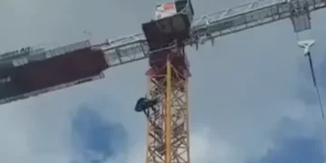 Rescate de un trabajador en una grúa de Kiryat Bialik