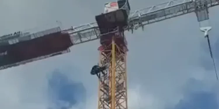 Rescate de un trabajador en una grúa de Kiryat Bialik