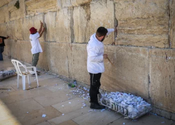 Trabajadores retiran notas de oración escritas a mano colocadas entre las antiguas piedras del Kotel en la Ciudad Vieja de Jerusalén, 6 de septiembre de 2026.