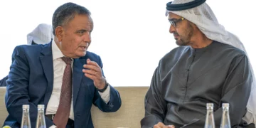 Esta imagen de archivo proporcionada por el Ministerio de Asuntos Presidenciales de los EAU muestra al presidente de los EAU reunido con el enviado especial de Argelia.