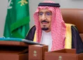 El rey Salman bin Abdulaziz al-Saud preside una reunión virtual del gabinete en Yeda, Arabia Saudita, el 28 de mayo de 2024.