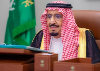 El rey Salman bin Abdulaziz al-Saud preside una reunión virtual del gabinete en Yeda, Arabia Saudita, el 28 de mayo de 2024.