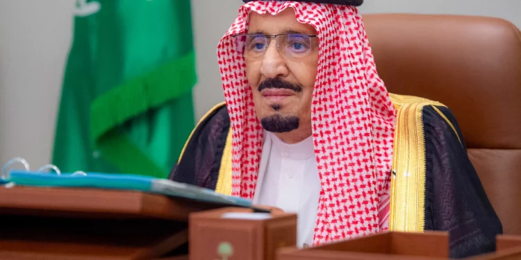 El rey Salman bin Abdulaziz al-Saud preside una reunión virtual del gabinete en Yeda, Arabia Saudita, el 28 de mayo de 2024.