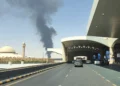 Una gran columna de humo negro se eleva desde el área de almacenamiento de combustible del Aeropuerto Internacional Rey Khalid, en Riad, Arabia Saudita, el 19 de septiembre de 2026.