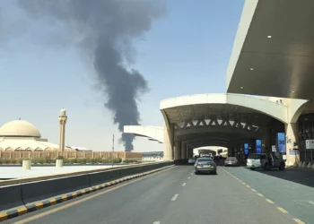 Una gran columna de humo negro se eleva desde el área de almacenamiento de combustible del Aeropuerto Internacional Rey Khalid, en Riad, Arabia Saudita, el 19 de septiembre de 2026.