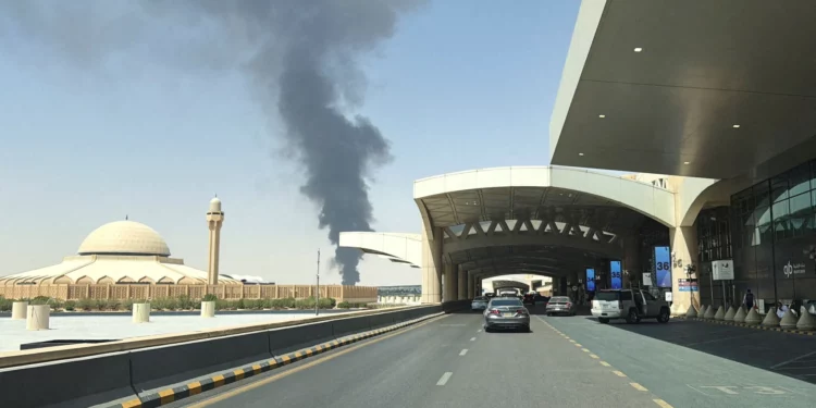Una gran columna de humo negro se eleva desde el área de almacenamiento de combustible del Aeropuerto Internacional Rey Khalid, en Riad, Arabia Saudita, el 19 de septiembre de 2026.