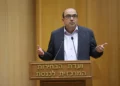 Sami Abu Shehadeh, líder de Balad, habla ante el Comité Central de Elecciones durante una sesión sobre la posible descalificación del partido, 29 de septiembre de 2022.