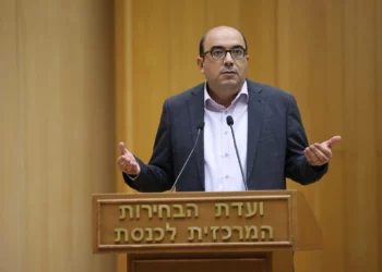 Sami Abu Shehadeh, líder de Balad, habla ante el Comité Central de Elecciones durante una sesión sobre la posible descalificación del partido, 29 de septiembre de 2022.