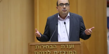 Sami Abu Shehadeh, líder de Balad, habla ante el Comité Central de Elecciones durante una sesión sobre la posible descalificación del partido, 29 de septiembre de 2022.
