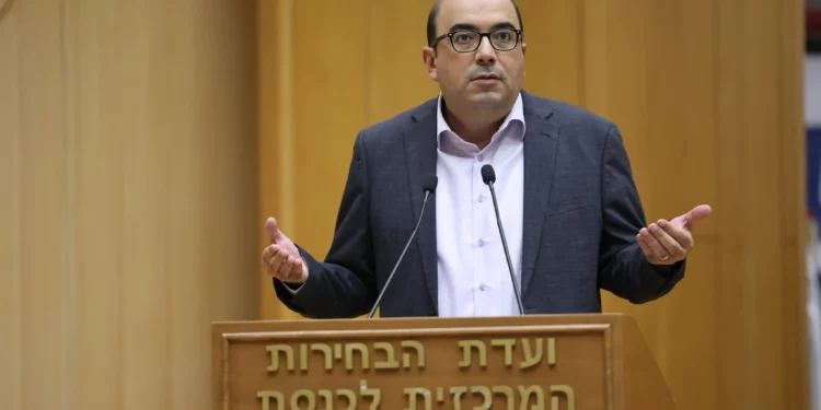 Sami Abu Shehadeh, líder de Balad, habla ante el Comité Central de Elecciones durante una sesión sobre la posible descalificación del partido, 29 de septiembre de 2022.