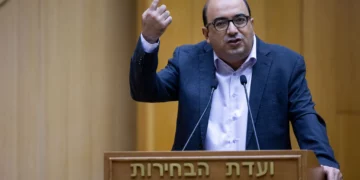 Sami Abu Shehadeh, líder de Balad, habla ante el Comité Electoral Central en la Knéset, Jerusalén, el 29 de septiembre de 2022.