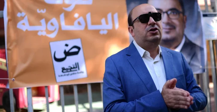 Sami Abu Shehadeh, líder de Balad, llega a votar en Jaffa el 1 de noviembre de 2022.