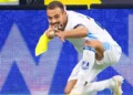 Sayed Abu Farhi celebra con el banderín de córner