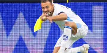 Sayed Abu Farhi celebra con el banderín de córner