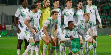 Los jugadores de Irlanda posan antes de un partido de la Liga de Naciones en Pristina.