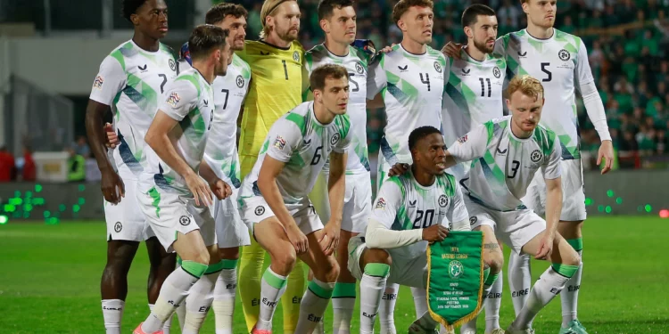 Los jugadores de Irlanda posan antes de un partido de la Liga de Naciones en Pristina.