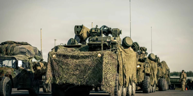 Vehículos SGT STOUT del Ejército de Estados Unidos durante el ejercicio Saber Junction 26 en Hohenfels, Alemania