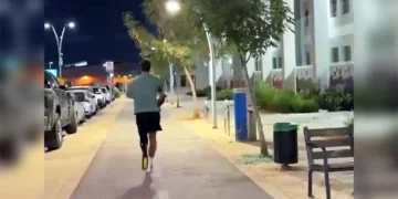 Captura de video del atleta israelí amputado Shalev Biton en una campaña de Adidas para un servicio de compra de un solo zapato, agosto de 2026.
