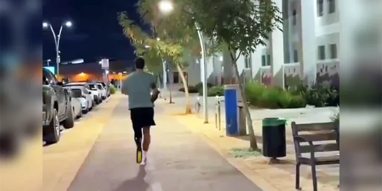 Captura de video del atleta israelí amputado Shalev Biton en una campaña de Adidas para un servicio de compra de un solo zapato, agosto de 2026.