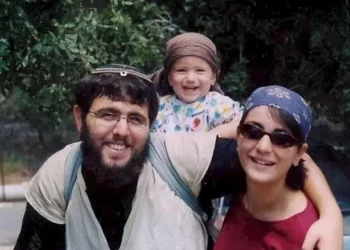 Shalom Har-Melech a la izquierda.
