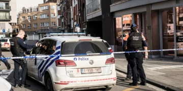 Policías aseguran una zona tras una explosión cerca de una sinagoga en Lieja, Bélgica, el 9 de marzo de 2026.