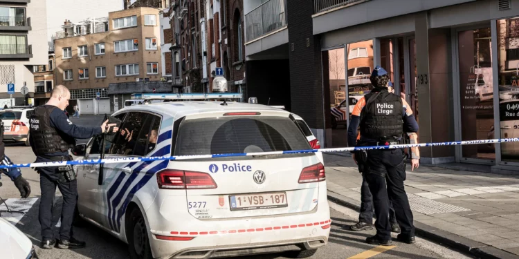Policías aseguran una zona tras una explosión cerca de una sinagoga en Lieja, Bélgica, el 9 de marzo de 2026.