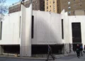 La sinagoga Lincoln Square en el 200 de la Avenida Amsterdam, en la esquina de la calle West 69th en el barrio Lincoln Square de Manhattan, ciudad de Nueva York, fue construida en 1970 y diseñada por Hausman & Rosenberg.