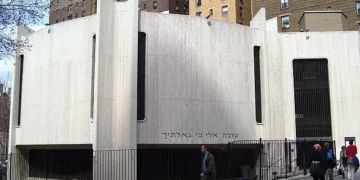 La sinagoga Lincoln Square en el 200 de la Avenida Amsterdam, en la esquina de la calle West 69th en el barrio Lincoln Square de Manhattan, ciudad de Nueva York, fue construida en 1970 y diseñada por Hausman & Rosenberg.