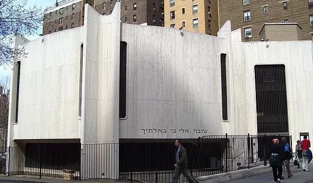 La sinagoga Lincoln Square en el 200 de la Avenida Amsterdam, en la esquina de la calle West 69th en el barrio Lincoln Square de Manhattan, ciudad de Nueva York, fue construida en 1970 y diseñada por Hausman & Rosenberg.