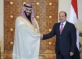 El presidente egipcio Abdel-Fattah el-Sissi junto al príncipe heredero saudí Mohammed bin Salman en El Cairo.