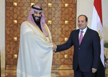El presidente egipcio Abdel-Fattah el-Sissi junto al príncipe heredero saudí Mohammed bin Salman en El Cairo.