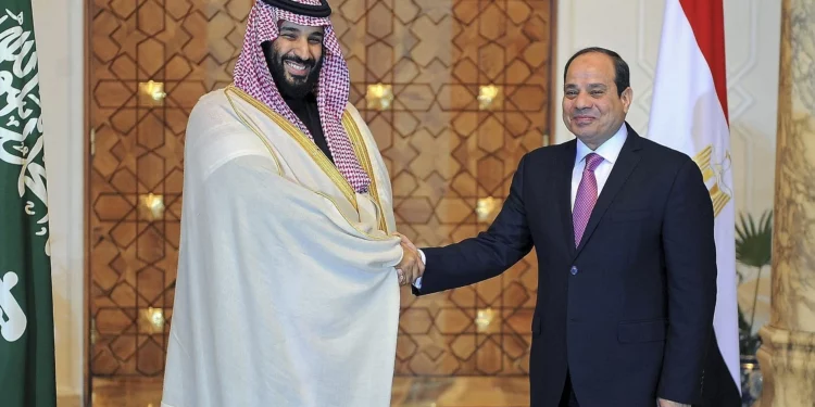 El presidente egipcio Abdel-Fattah el-Sissi junto al príncipe heredero saudí Mohammed bin Salman en El Cairo.