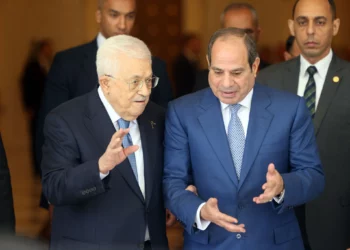 El presidente de Egipto Abdel Fattah al-Sisi recibe al presidente de la Autoridad Palestina Mahmoud Abbas durante una reunión en El Cairo el 16 de septiembre de 2026.