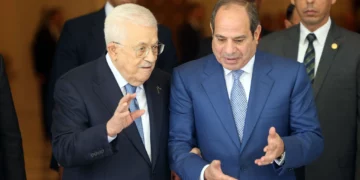 El presidente de Egipto Abdel Fattah al-Sisi recibe al presidente de la Autoridad Palestina Mahmoud Abbas durante una reunión en El Cairo el 16 de septiembre de 2026.