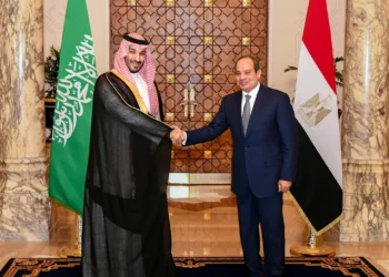 El príncipe heredero saudí Mohammed bin Salman y el presidente egipcio Abdel-Fattah el-Sissi se dan la mano en el Palacio Presidencial de El Cairo, Egipto, el 15 de septiembre de 2026.