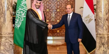 El príncipe heredero saudí Mohammed bin Salman y el presidente egipcio Abdel-Fattah el-Sissi se dan la mano en el Palacio Presidencial de El Cairo, Egipto, el 15 de septiembre de 2026.