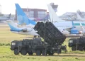 Sistemas de defensa aérea de largo alcance Patriot de las Fuerzas Armadas alemanas desplegados en el aeropuerto de Vilna antes de la cumbre de la OTAN en Vilna, Lituania, el 7 de julio de 2023. (PETRAS MALUKAS/AFP)