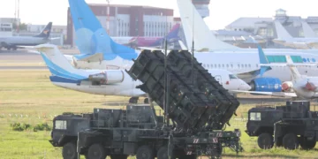 Sistemas de defensa aérea de largo alcance Patriot de las Fuerzas Armadas alemanas desplegados en el aeropuerto de Vilna antes de la cumbre de la OTAN en Vilna, Lituania, el 7 de julio de 2023. (PETRAS MALUKAS/AFP)