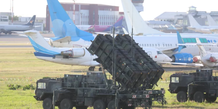 Sistemas de defensa aérea de largo alcance Patriot de las Fuerzas Armadas alemanas desplegados en el aeropuerto de Vilna antes de la cumbre de la OTAN en Vilna, Lituania, el 7 de julio de 2023. (PETRAS MALUKAS/AFP)
