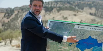 Smotrich presents the construction plan