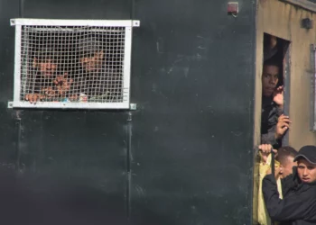 Soldados egipcios observan desde un vehículo policial a detenidos liberados frente a la prisión de Tora, en El Cairo, el 18 de noviembre de 2016.