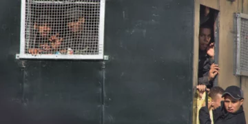 Soldados egipcios observan desde un vehículo policial a detenidos liberados frente a la prisión de Tora, en El Cairo, el 18 de noviembre de 2016.