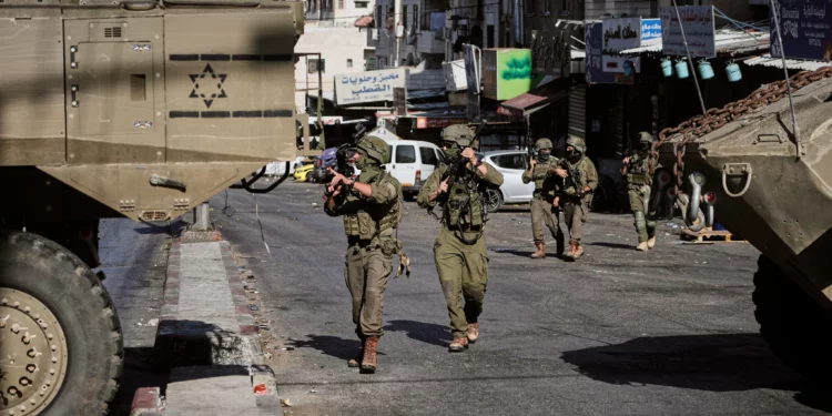 Soldados de las FDI durante una operación en el campamento de Al-Ain, cerca de Nablus, el 17 de septiembre de 2026.