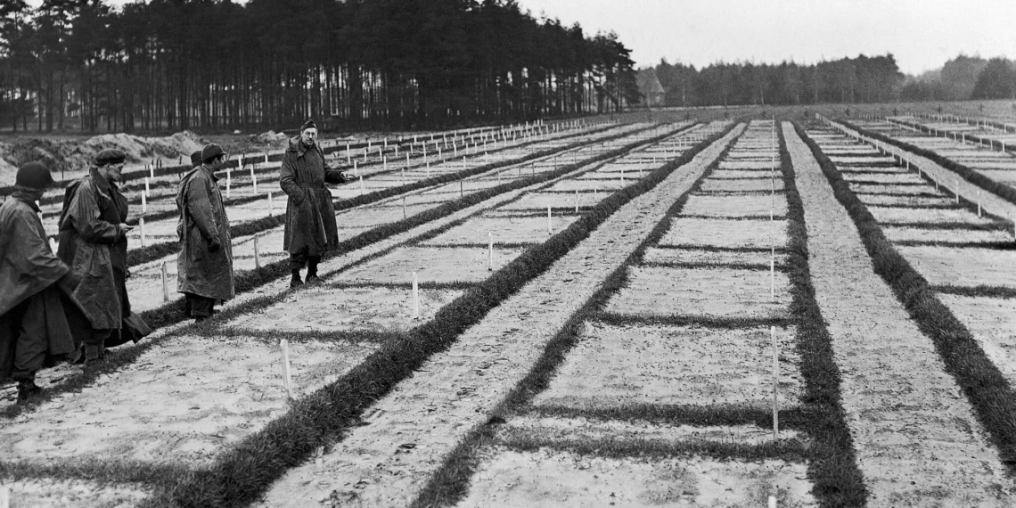 Soldados estadounidenses del 9.º Ejército observan las tumbas del Stalag 326-6k en Alemania el 17 de abril de 1945, donde están enterrados 30.000 prisioneros de guerra rusos.