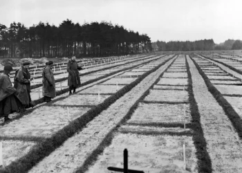 Soldados estadounidenses del 9.º Ejército observan las tumbas del Stalag 326-6k en Alemania el 17 de abril de 1945, donde están enterrados 30.000 prisioneros de guerra rusos.