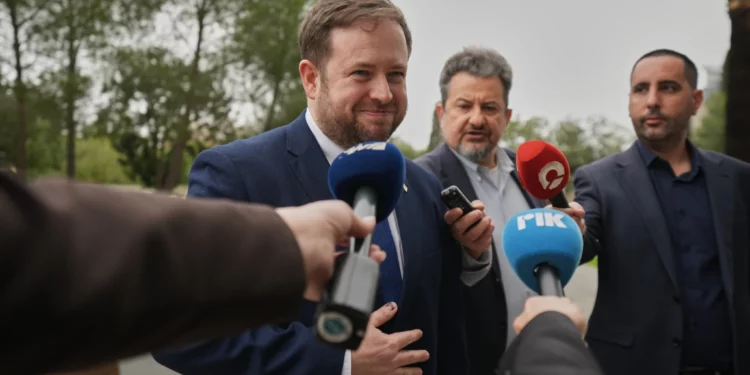 Stephen Doughty, ministro británico para Oriente Medio, Norte de África, Afganistán y Pakistán, habla con la prensa en Nicosia, Chipre, el 19 de marzo de 2026.