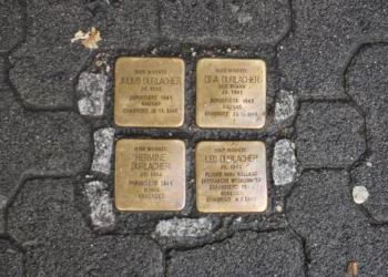 Piedras de tropiezo en una acera de Alemania