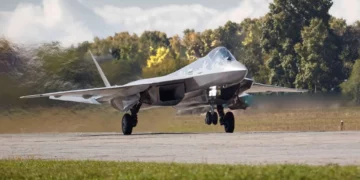 Un caza Su-57 ruso de una nueva entrega con configuración técnica revisada