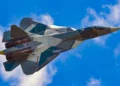 Caza ruso Sukhoi Su-57 en vuelo